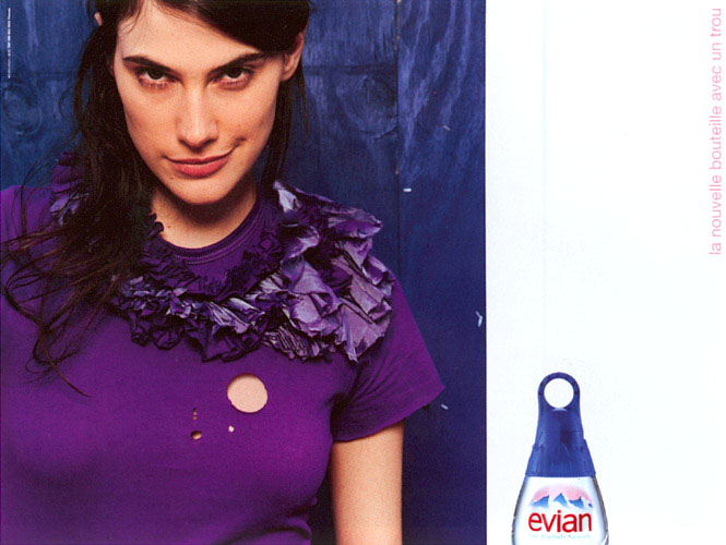 Publicité evian - La bouteille avec un trou - Femme avec un trou dans son pull violet - EuroRSCG Paris - 2001