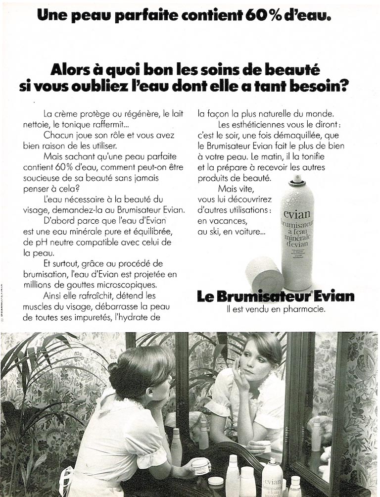 Publicité evian - Brumisateur - Une peau parfaite contient 60% d'eau - Femme devant son miroir - noir et blanc - 1974