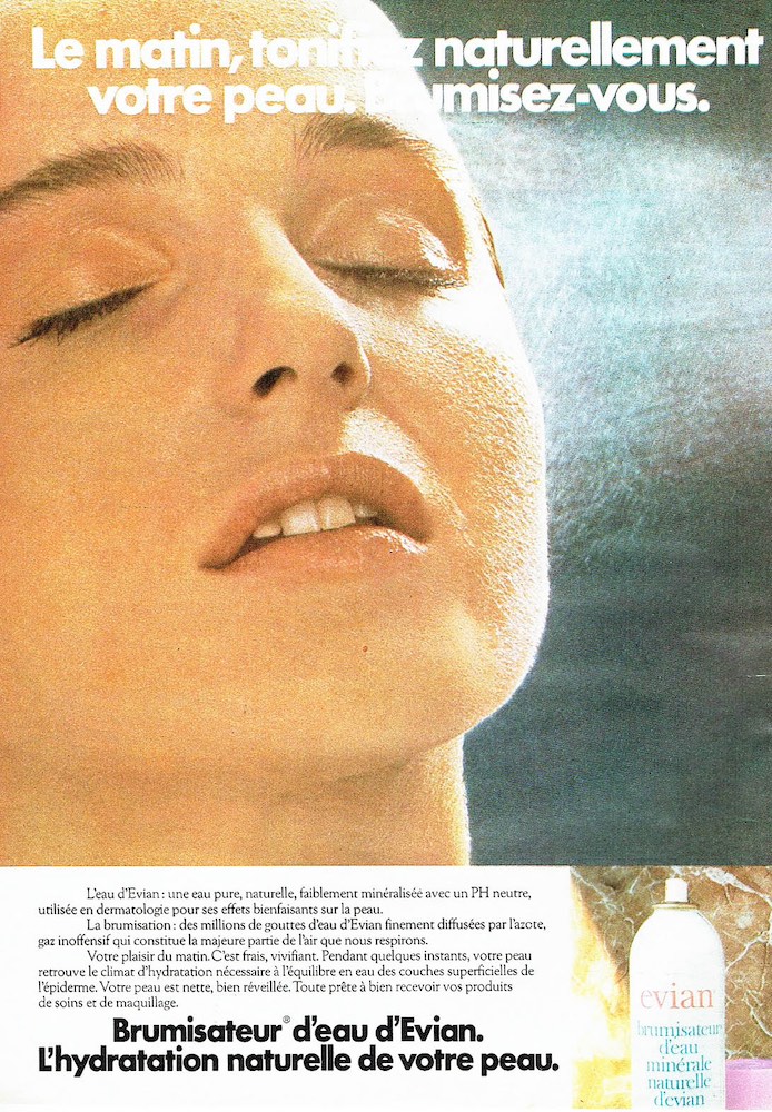 Publicité evian - Brumisateur - Le matin, tonifiez naturellement votre peau. Brumisez-vous - Femme se brumisant le visage en gros plan - 1978