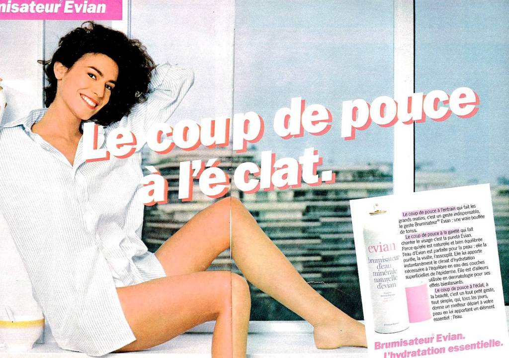 Publicité evian - Brumisateur - Le coup de pouce de l'éclat - Femme en chemise assise sur le bord de sa fenêtre - 1984