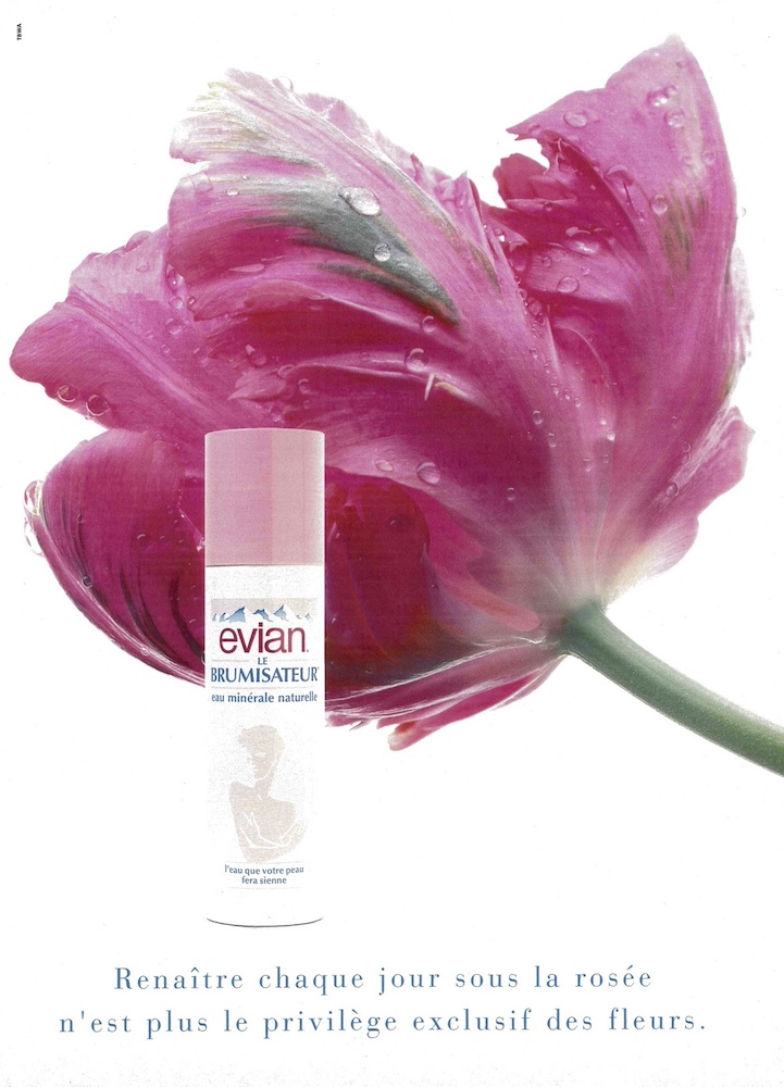 Publicité evian - Brumisateur - Renaître chaque jour sous la rosée n'est plus le privilège exclusif des fleurs - Fleur en gros plan avec le brumisateur devant - 1993