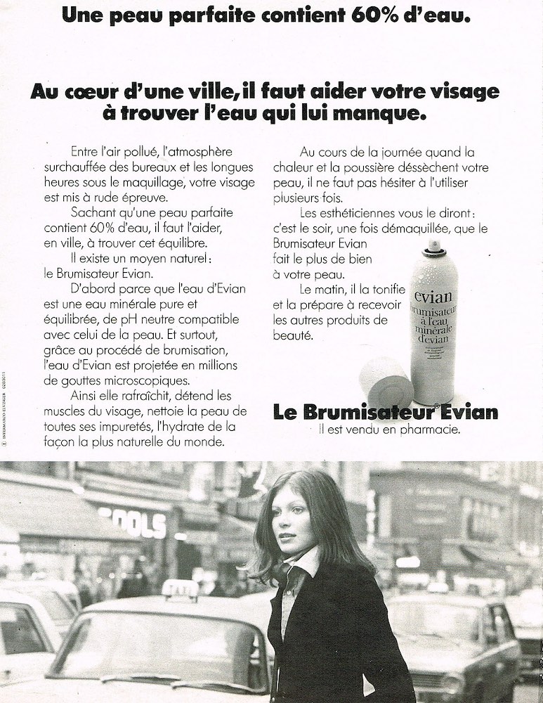 Publicité evian - Brumisateur - Une peau parfaite contient 60% d'eau - Femme dans la rue au milieu des voitures et de la pollution - noir et blanc - 1975
