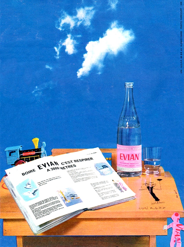 Publicité EVIAN - Boire EVIAN, c'est respirer à 3000 mètres - Bureau d'écolier avec un manuel ouvert à côté d'une bouteille et d'un verre - 1963
