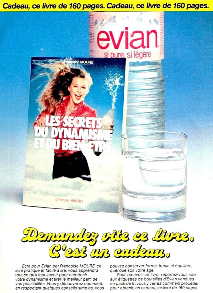 Publicité evian - Demandez vite ce livre. C'est un cadeau - Bouteille et verre mis en scène avec le livre "Les secret du dynamisme et du bien-être" - 1980