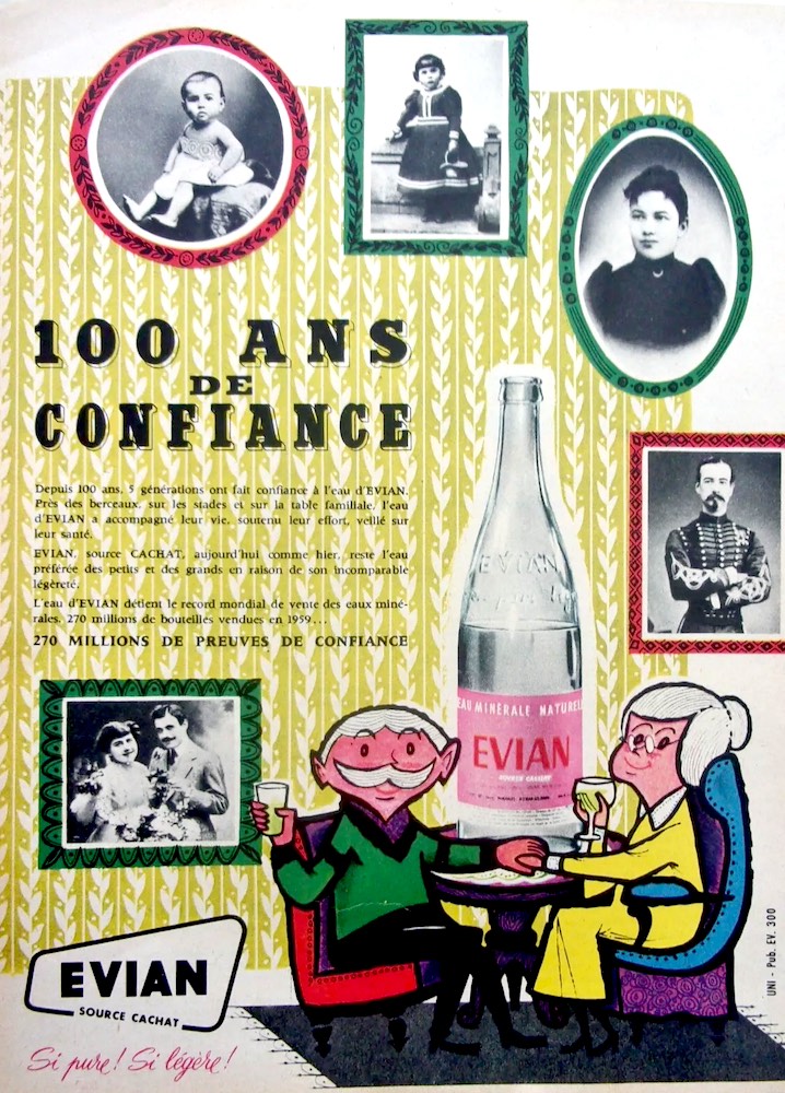 Publicité EVIAN - Si pure ! Si légère ! - Illustration en couleurs et photos de portraits en noir et blanc au mur - 100 ans de confiance - Des personnes âgées assises à une table - 1960