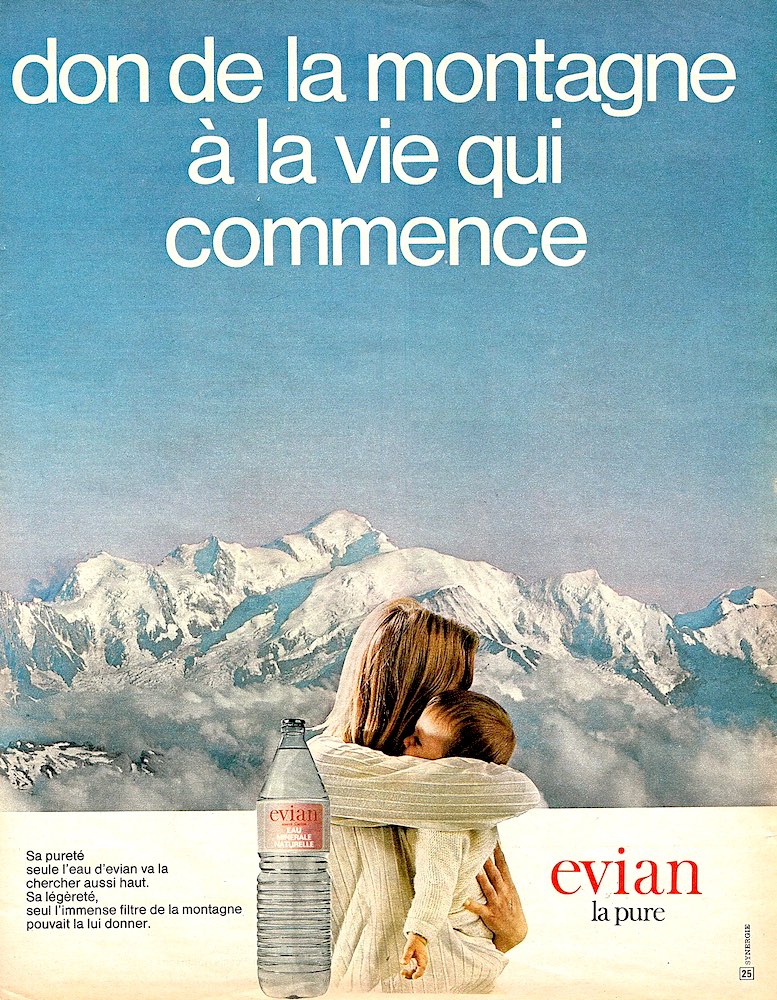 Publicité evian - evian la pure - Don de la montagne à la vie qui commence - Décor de montage - Bouteille en baseline et femme serrant son enfant - Agence Synergie - 1971