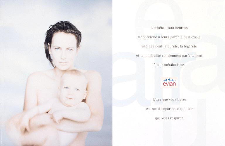 Publicité evian - L'eau que vous buvez est aussi importante que l'air que vous respirez - Femme tient un enfant dans ses bras - Agence BETC EuroRSCG Paris - 1994