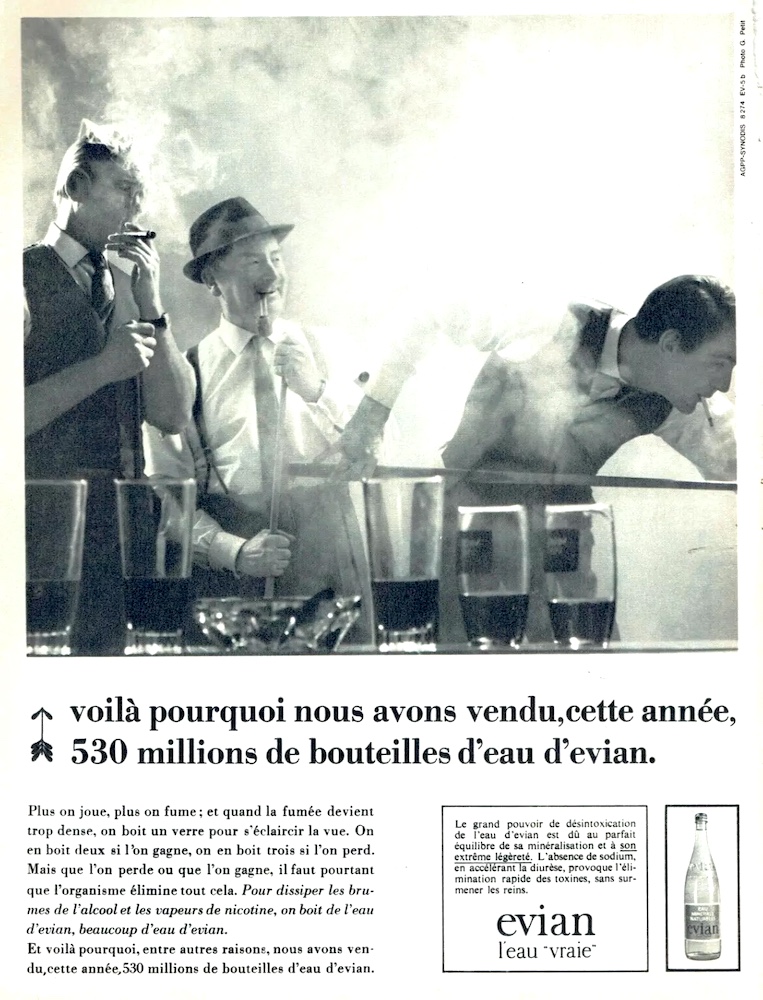 Publicité evian - Voilà pourquoi nous avons vendu, cette année, 530 millions de bouteilles d'eau d'evian - Des hommes fumant jouent au billard - 1968