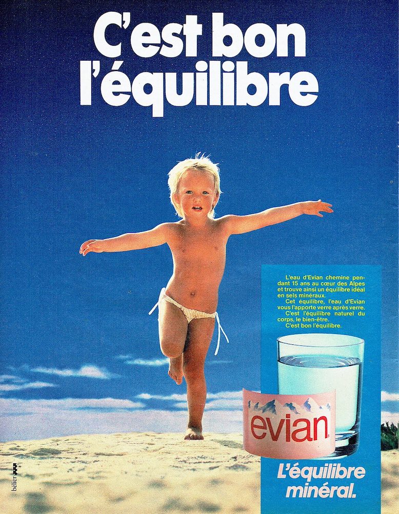 Publicité evian - C'est bon l'équilibre - Un enfant blond sur la plage se tient sur un pied les bras écartés - Agence Bélier - 1983-84