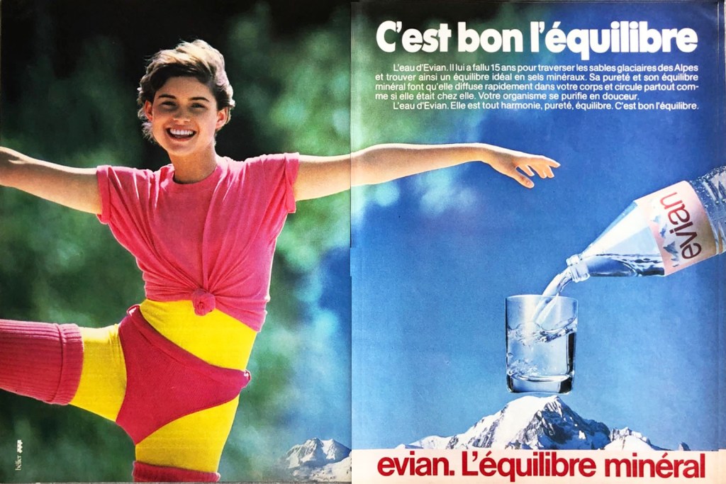 Publicité evian - C'est bon l'équilibre - Une femme brune en body de sport rose et jaune se tient sur un pied les bras écartés - Agence Bélier - 1983-84 - Double page