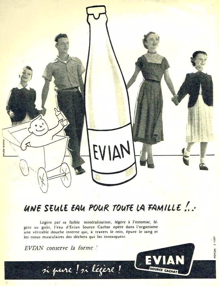 Publicité EVIAN - Si pure ! Si légère ! - Illustration et photo en noir et blanc - Une seule eau pour toute la famille - Famille se donne la main, le bébé dans un landau et la bouteille en illustration - 1958