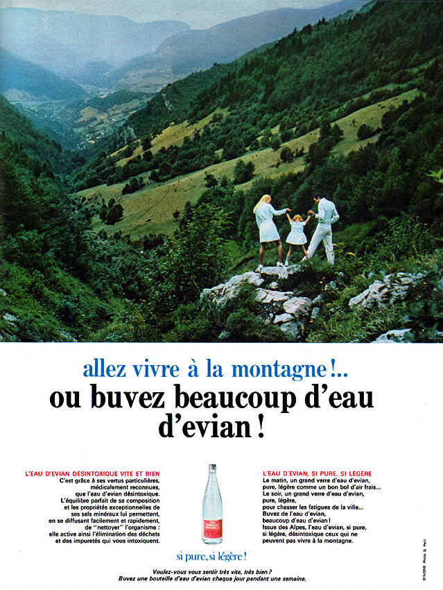 Publicité evian - Allez vivre à la montagne !.. ou buvez beaucoup d'eau d'evian" - Famille avec un enfant sur des rochers dans un décor montagneux - 1970