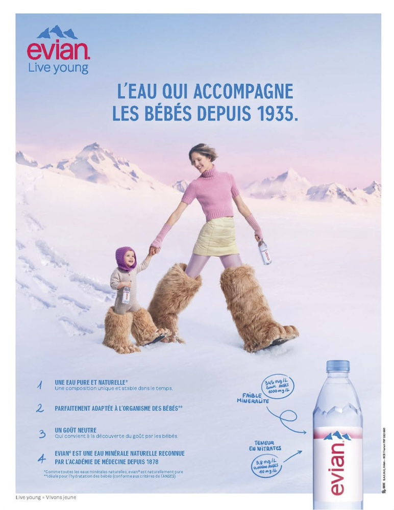 Publicité evian - Live young - L'eau qui accompagne les bébés depuis 1935 - Femme et enfant se promène dans la neige avec des bottes de yéti - Agence BETC - 2025