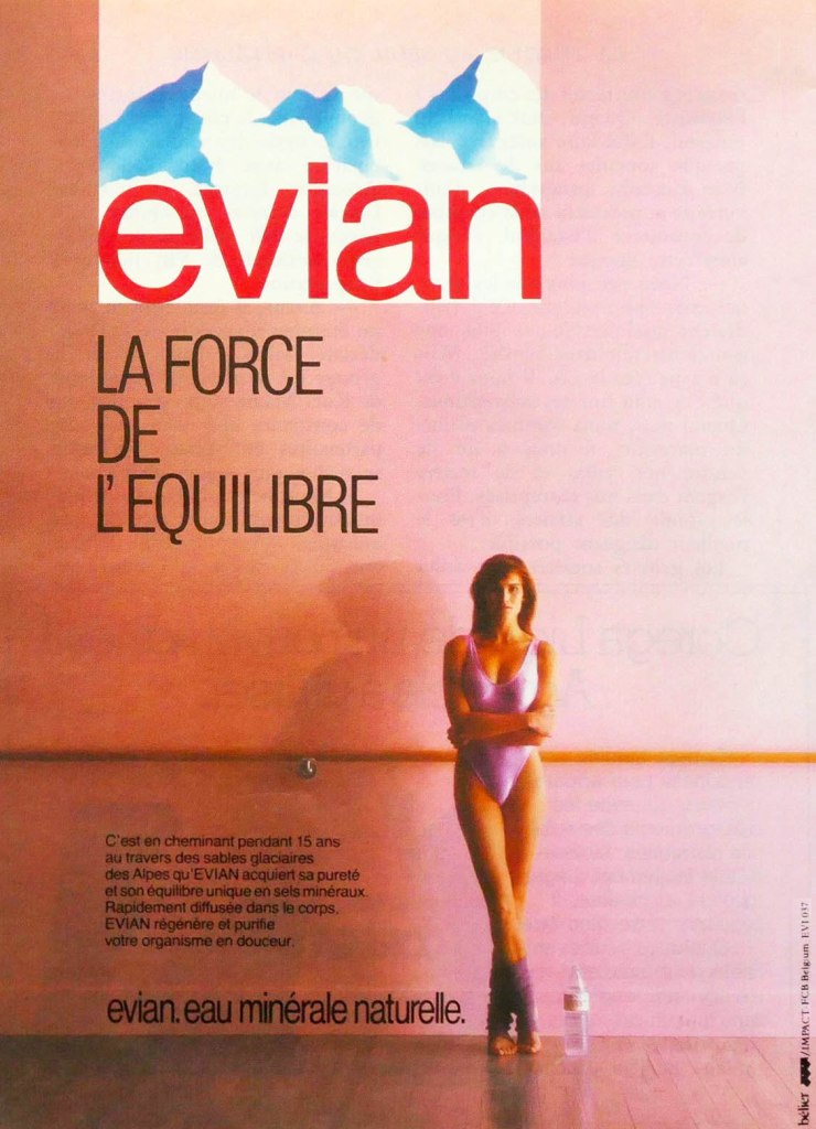 Publicité evian - La force de l'équilibre - Danseuse les bras croisés devant la barre de danse - Agence Bélier