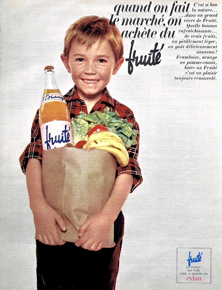 Publicité evian Fruité - Quand on fait le marché, on achète du Fruité - Enfant avec un sac de courses dans les mains - 1966