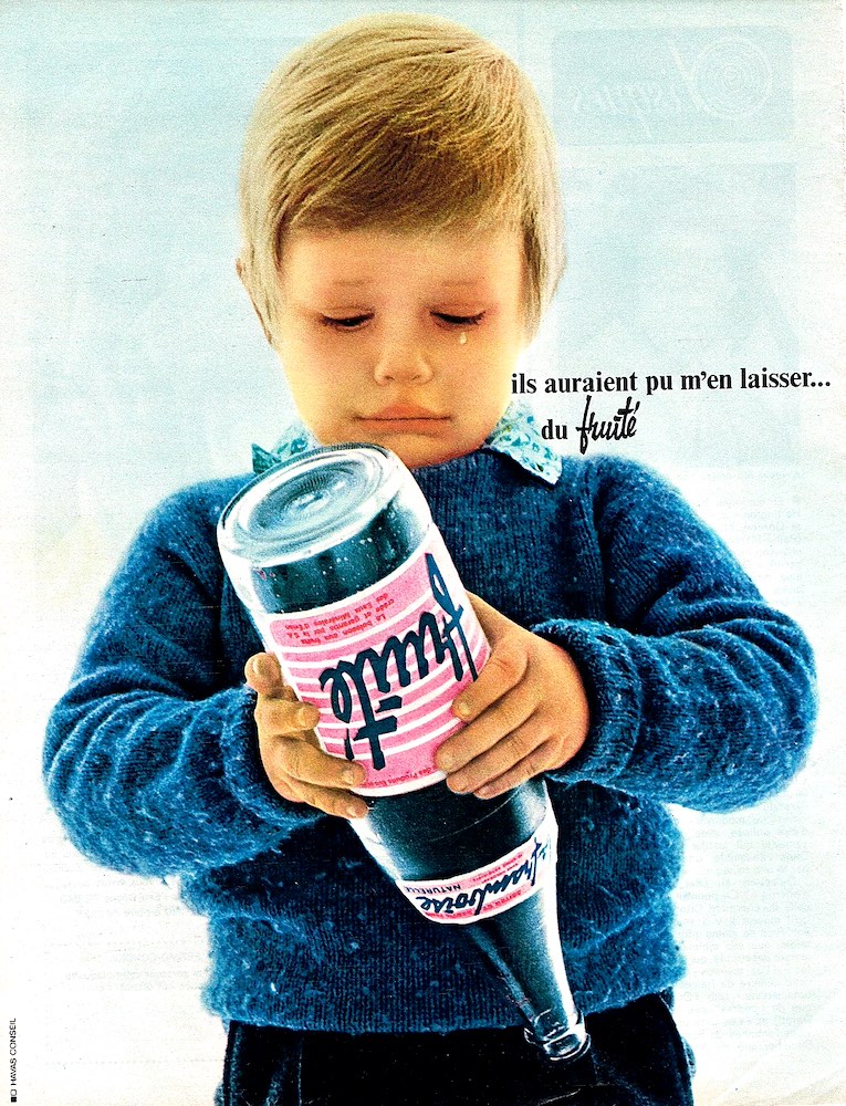 Publicité evian Fruité - Ils auraient pu m'en laisser du Fruité - Enfant retourne la bouteille de Fruité une larme à l'œil - 1968