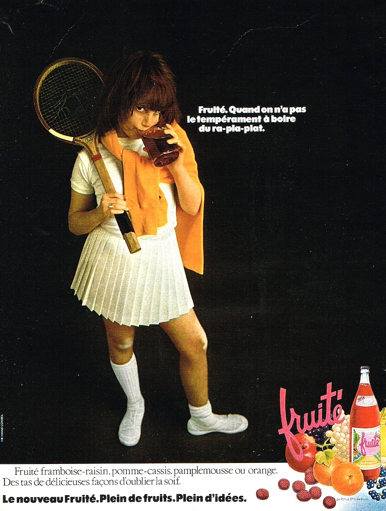 Publicité evian Fruité - Le nouveau Fruité. Plein de fruits. Plein d'idées - Quand on n'a pas le tempérament à boire du ra-pla-pla - Fillette habillée en joueuse de tennis boit un verre de la boisson - 1974