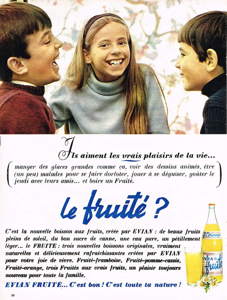 Publicité evian Fruité - Ils aiment les vrais plaisirs de la vie - 3 enfants complices discutent entre eux et rigolent - 1965