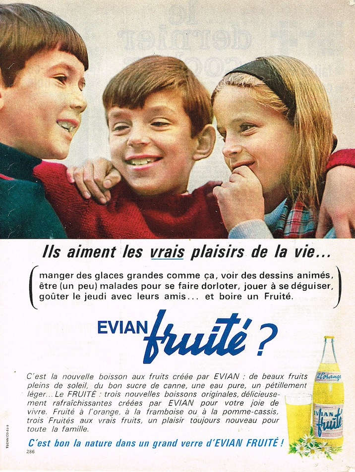 Publicité evian Fruité - Ils aiment les vrais plaisirs de la vie - 3 enfants complices se tiennent par l'épaule - 1965