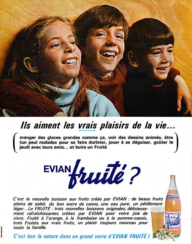Publicité evian Fruité - Ils aiment les vrais plaisirs de la vie - 3 enfants complices se tiennent par l'épaule - 1965