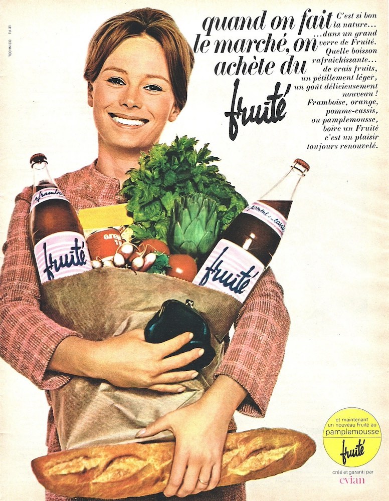 Publicité evian Fruité - Quand on fait le marché, on achète du Fruité - Femme avec un sac de courses dans les mains - 1966