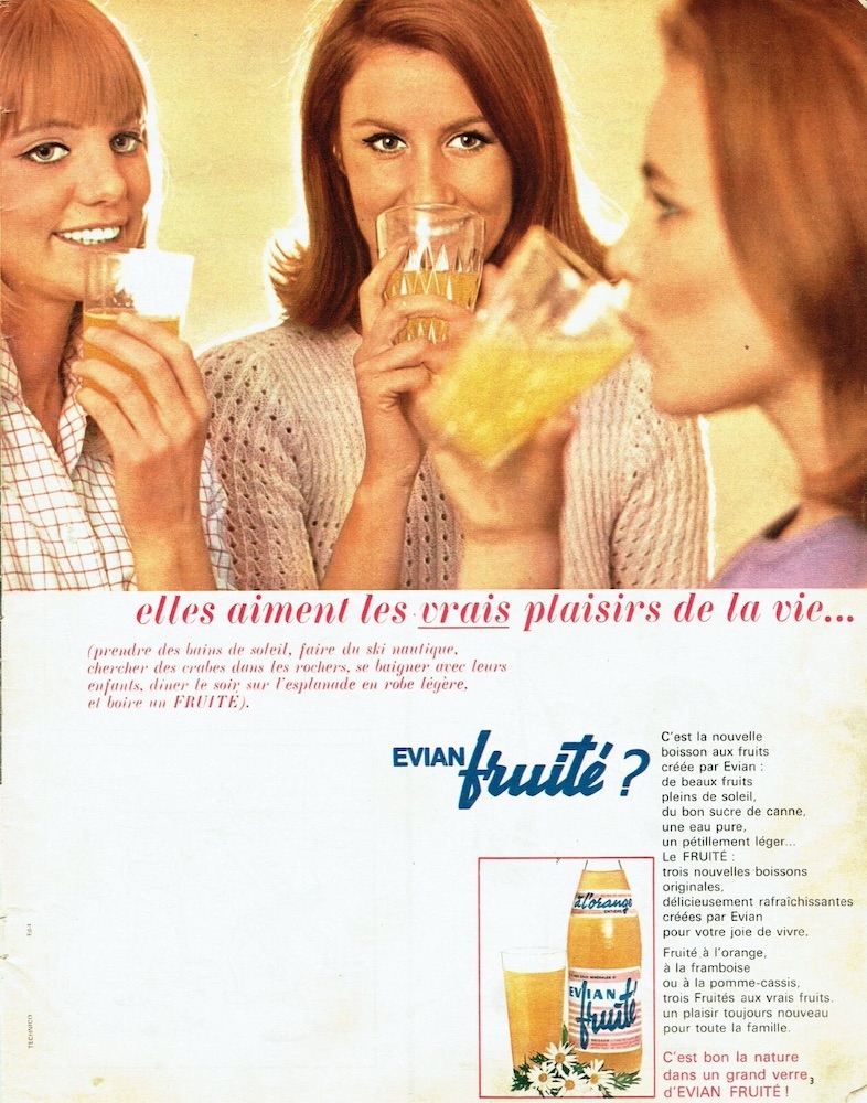Publicité evian Fruité - Elles aiment les vrais plaisirs de la vie - 3 femmes boivent du Fruité Orange - 1965
