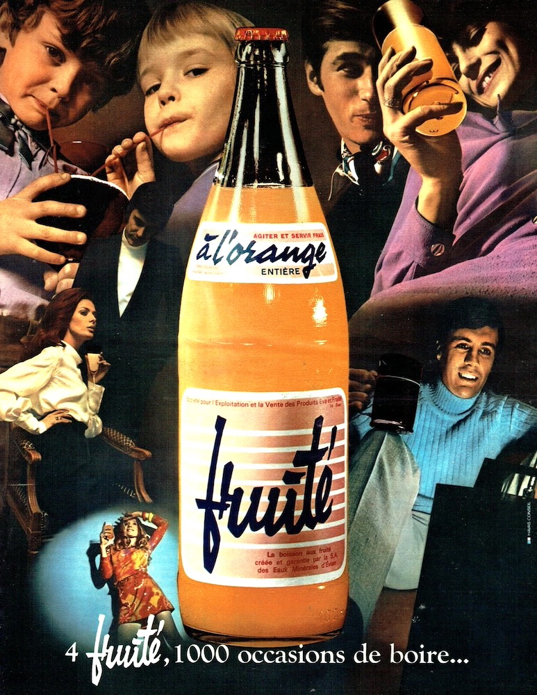Publicité evian Fruité - 4 Fruité, 1000 occasions de boire - Gros plan d'une bouteille en plein centre – mélange d'images des différents publics pouvant la boire -1969