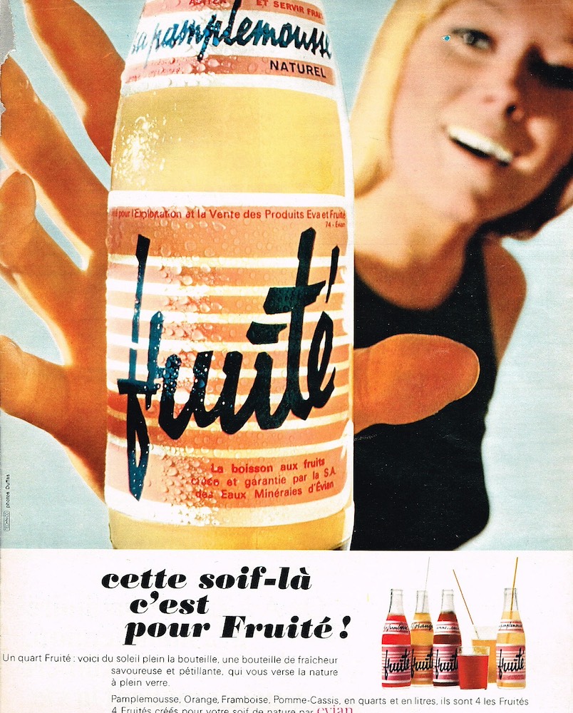 Publicité evian Fruité - Cette soif-là, c'est pour Fruité - Gros plan d'une main de femme saisissant la bouteille - 1967