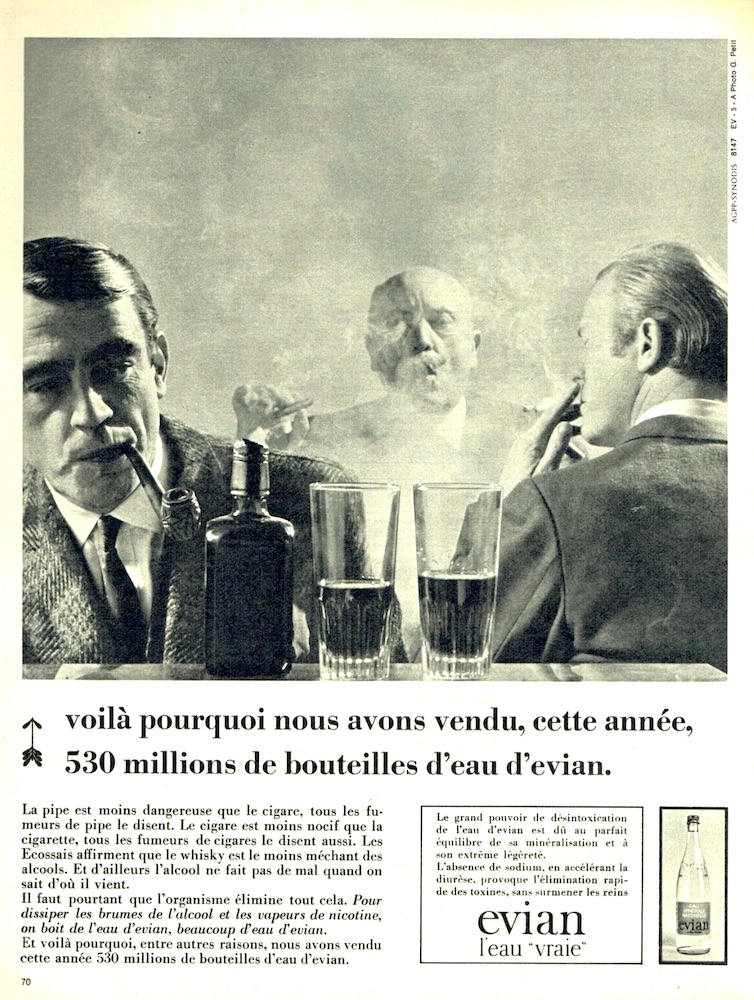 Publicité evian - Voilà pourquoi nous avons vendu, cette année, 530 millions de bouteilles d'eau d'evian - Des hommes fumant dans un bar-café - 1968
