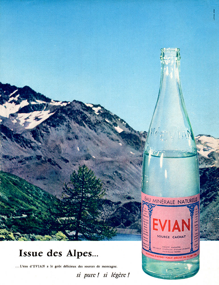 Publicité EVIAN - Si pure ! Si légère ! - Une bouteille d'EVIAN devant un décor de montagnes - Issue des Alpes - 1956