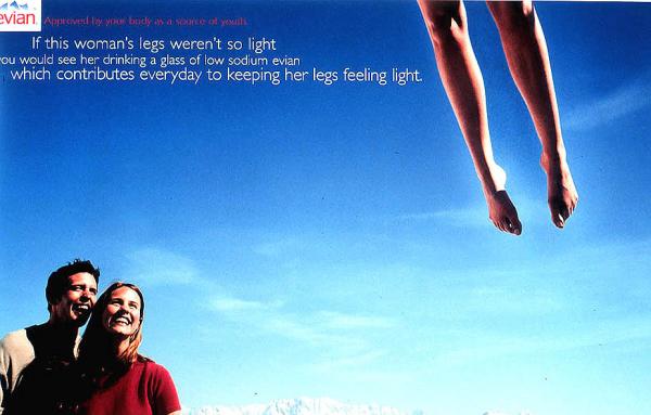 Publicité evian - Déclarée source de jeunesse par votre corps - contribue chaque jour à garder des jambes légères - Couple rigolant en regardant une paire de jambes s'élever dans le ciel - Décor alpestre - Agence BETC EuroRSCG - 1998