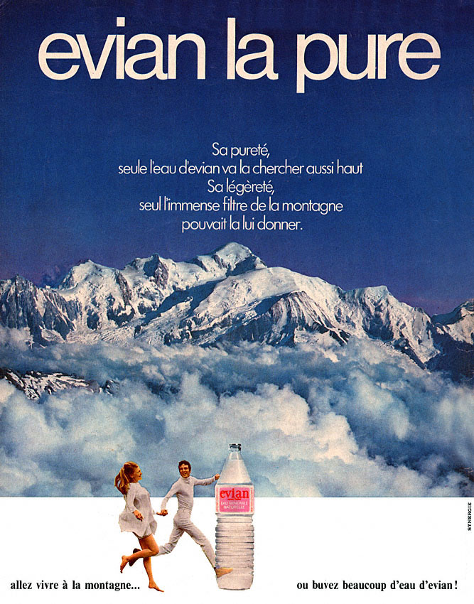 Publicité evian - evian la pure - Sa pureté, seule l'eau d'evian va la chercher aussi haut - Décor de montage - Bouteille en baseline et couple courant - Agence Synergie - 1971