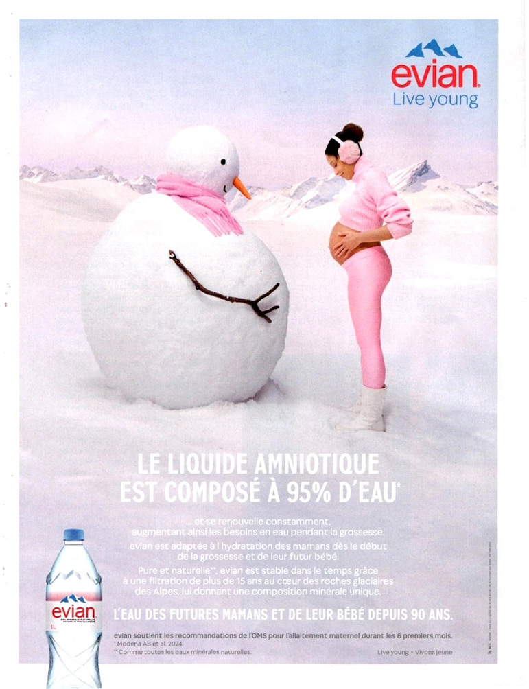 Publicité evian - Live young - Le liquide amniotique est composé de 95% d'eau - Femme enceinte faisant admirer son ventre à un bonhomme de neige - Agence BETC - 2025