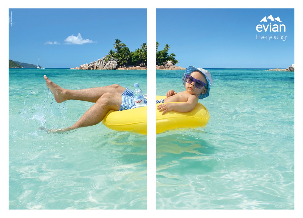 Publicité evian - Live Young - Little big baby - Affiche partagée avec l'homme d'un côté et sa version enfant de l'autre - Scène de baignade dans une boué jaune - Agence BETC - 2015