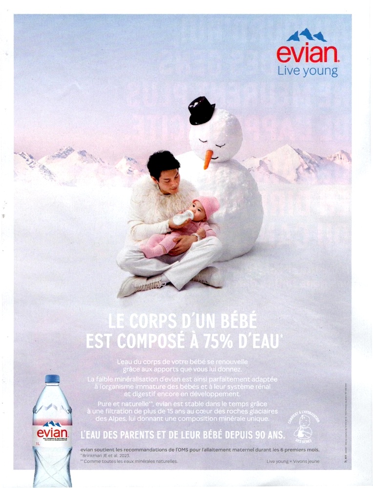 Publicité evian - Live young - Le corps d'un bébé est composé à 75% d'eau - Homme donnant le biberon à son enfant sous le regard d'un bonhomme de neige - Agence BETC - 2025