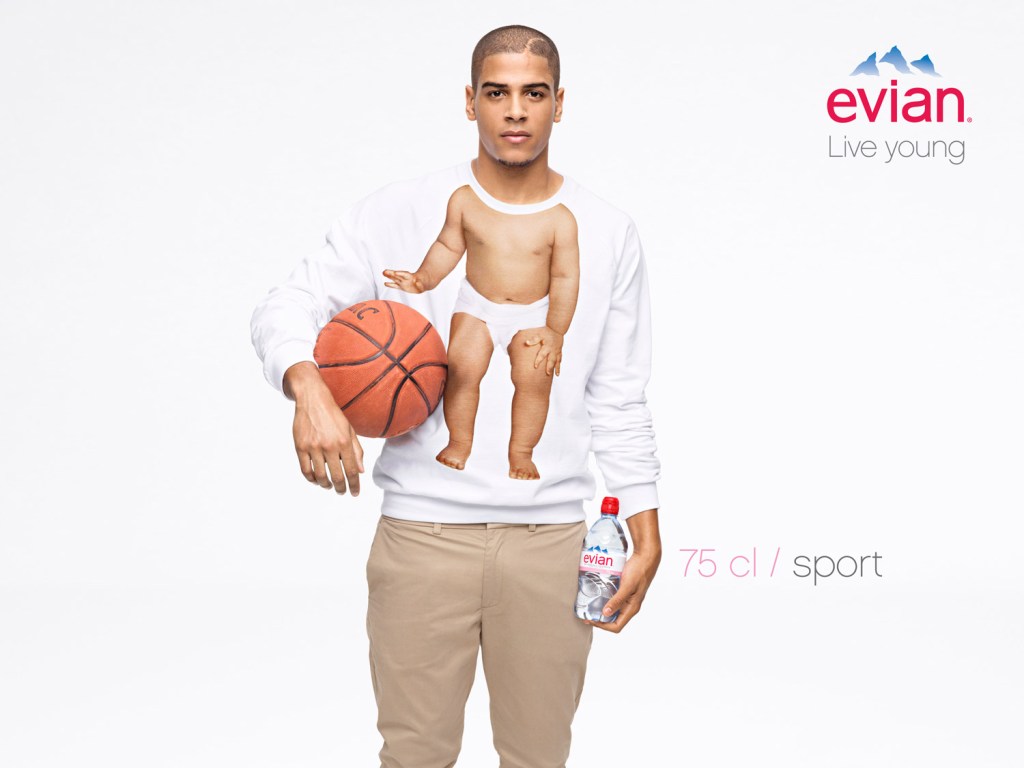 Publicité evian - Live Young - Tee-shirts et bouteilles petit-format - Jeune homme avec ballon de basket au bras - 75 cl / sport - BETC Paris - 2012