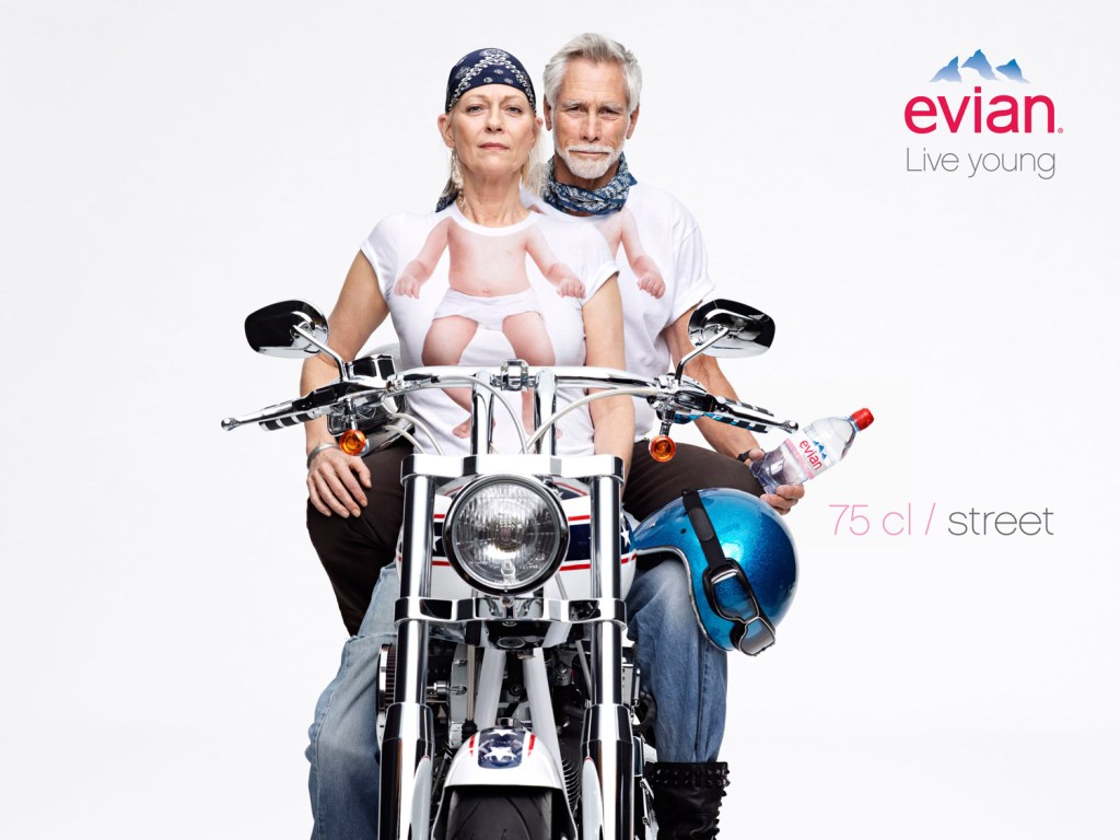 Publicité evian - Live Young - Tee-shirts et bouteilles petit-format - un couple de bikers en moto - 75 cl / street - BETC Paris - 2012