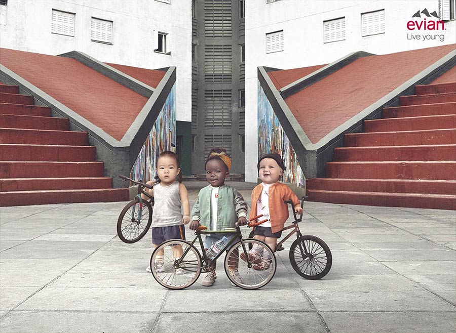 Publicité Evian - Live Young - Baby Bare Necessities - Des bébés avec leur vélo au pied de deux escaliers - Agence BETC Paris - 2019
