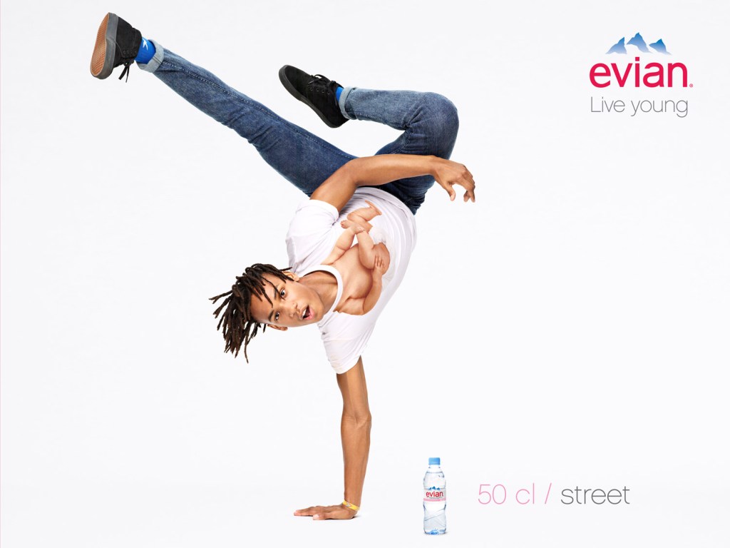 Publicité evian - Live Young - Tee-shirts et bouteilles petit-format - Un breakdancer faisant une figure acrobatique - 50 cl / street - BETC Paris - 2012