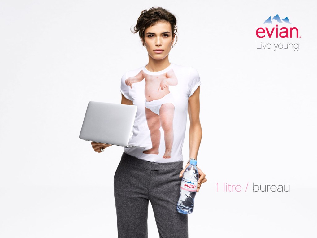 Publicité evian - Live Young - Tee-shirts et bouteilles petit-format - Jeune femme avec son ordinateur portable à la main - 1 l / bureau - BETC Paris - 2012