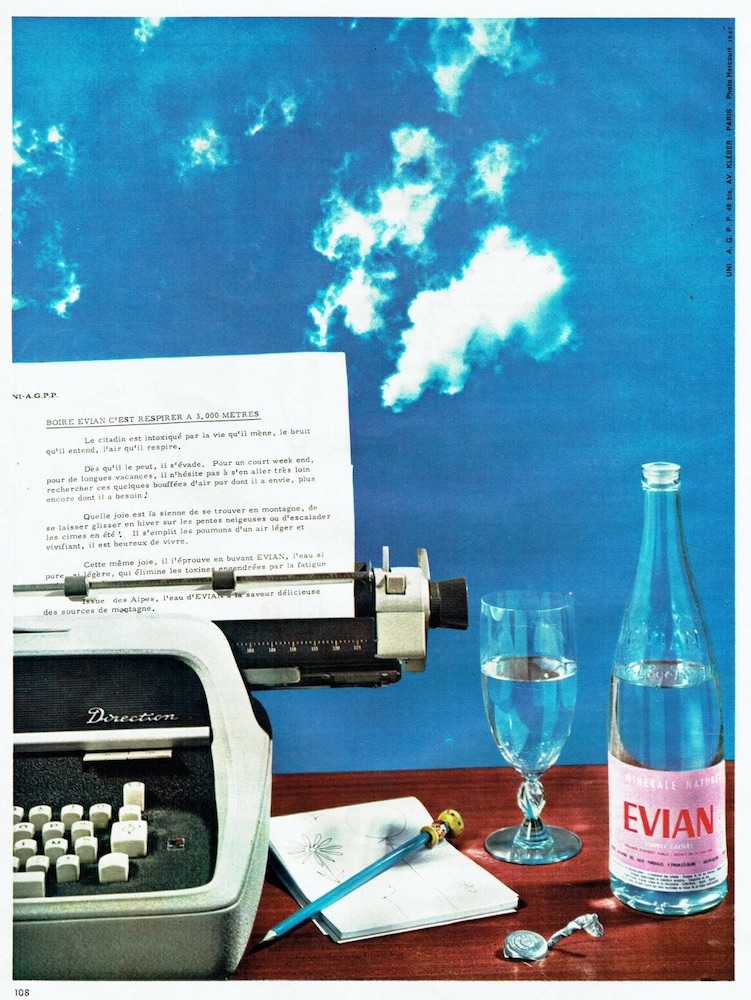 Publicité EVIAN - Boire EVIAN, c'est respirer à 3000 mètres - Bureau avec machine à écrire à côté d'une bouteille et d'un verre - 1963
