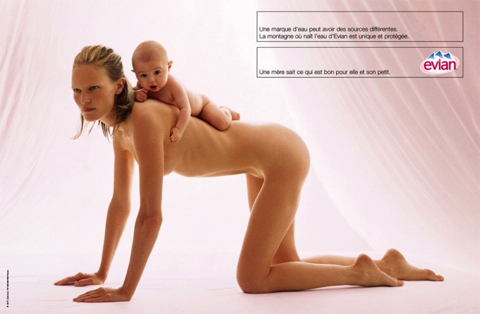 Publicité evian - Une mère sait ce qui est bon pour elle et son petit - Femme nue à quatre pattes porte son enfant sur son dos - Agence EuroRSCG Paris - 2003