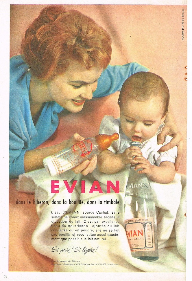 Publicité EVIAN - Si pure ! Si légère ! - EVIAN dans le biberon, dans la bouillie, dans la timbale - Femme donne le biberon à son enfant qui met à la bouche une bouteille d'Evian - 1959