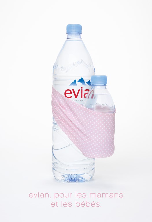Publicité evian - Pour les mamans et les bébés - Grande bouteille portant la petite bouteille dans une étoffe rose à pois blanc - Agence BETC - 2015