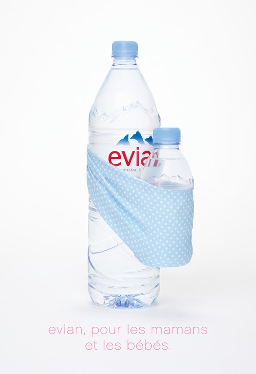 Publicité evian - Pour les mamans et les bébés - Grande bouteille portant la petite bouteille dans une étoffe bleue à pois blanc - Agence BETC - 2015
