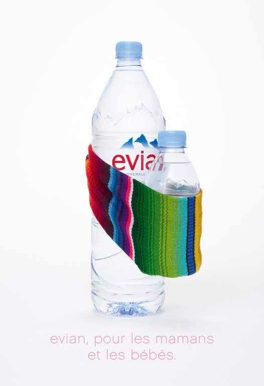 Publicité evian - Pour les mamans et les bébés - Grande bouteille portant la petite bouteille dans une étoffe multicolore esprit sud-américain - Agence BETC - 2015