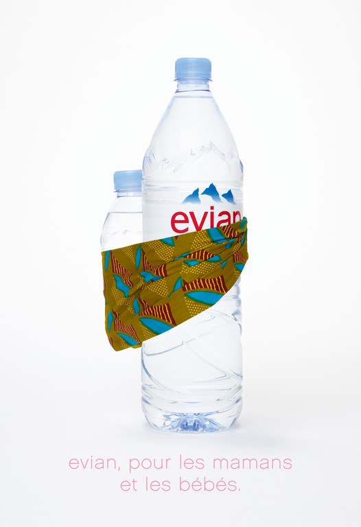 Publicité evian - Pour les mamans et les bébés - Grande bouteille portant la petite bouteille dans une étoffe très coloré dans un esprit plutôt africain - Agence BETC - 2015