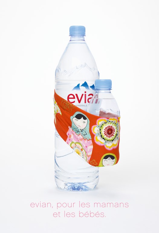 Publicité evian - Pour les mamans et les bébés - Grande bouteille portant la petite bouteille dans une étoffe avec des motifs de poupées russes - Agence BETC - 2015