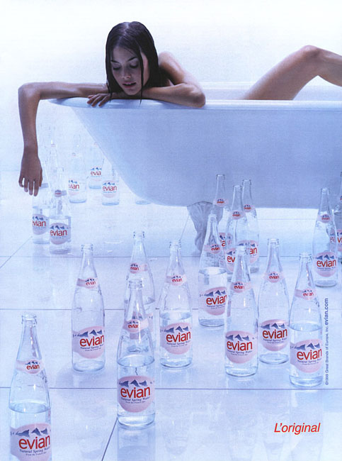 Publicité evian - L'original - UK/US - Une femme dans une baignoire avec autour d'elle une multitude de bouteilles d'evian - EuroRSCG Londres - 1999 - Annonce verticale