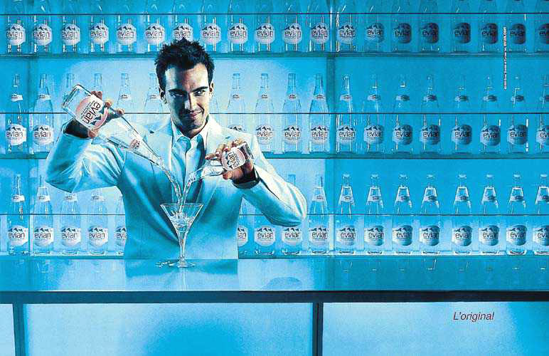 Publicité evian - L'original - UK/US - Un barman fait un cocktail avec deux bouteilles d'evian - EuroRSCG Londres - 1999